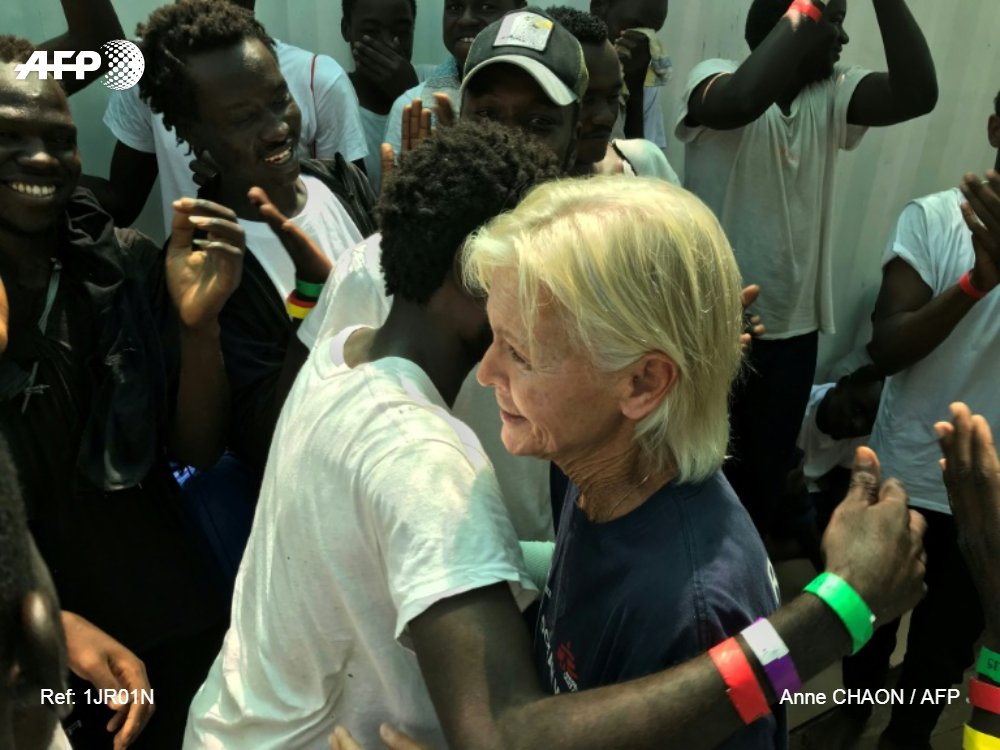 afpfr's tweet photo. En 2004, l'infirmière de Médecins sans Frontières avait soigné un bébé, amené blessé par sa mère dans un village du Darfour au plus fort du conflit dans l'ouest du Soudan. Quinze ans plus tard, Mary Jo Frawley a accueilli Omar, à bord de l'Ocean Viking, en Méditerranée (1/4) #AFP https://t.co/FdxpneBa9B