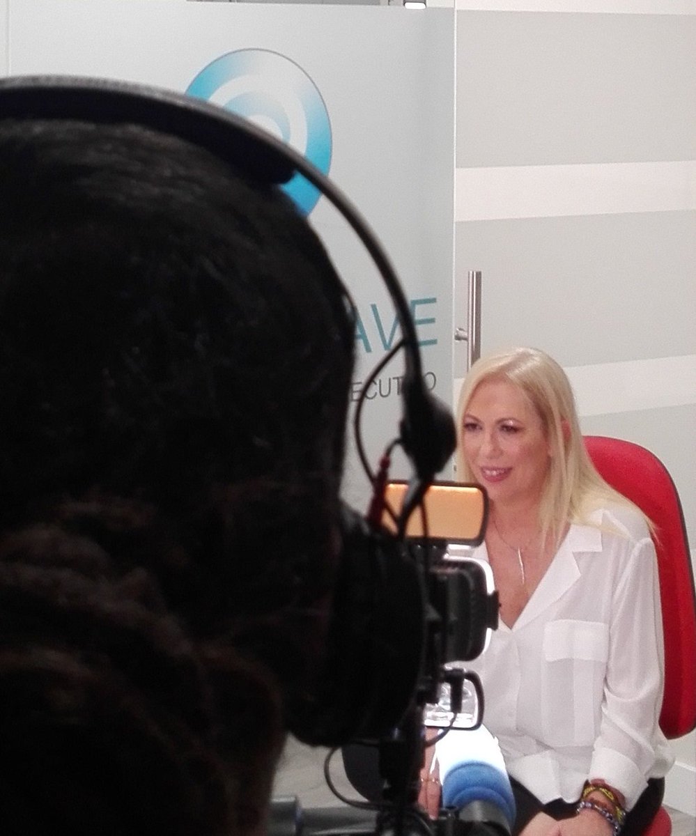 talentwave_es's tweet photo. Hoy nos ha visitado un equipo fantástico de @La1_tve para conocer mejor en qué consiste el #coachingpolítico. Ha sido un placer teneros 🙌 y gracias😉 @josesieiraperez @talentwave_es @mfdeharo @sandra_macarro https://t.co/y4gnK7iWC9