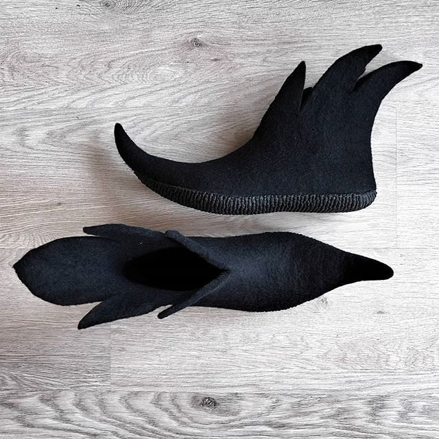 EtsyLithuania's tweet photo. Amazing black boots from @zavesfelt Black for #witchy night party
.
.
.
.
#witchshoes #blackshoes #feltshoes #elfshoes #handmadeshoes #woolshoes #witchythings #witchyvibes #etsy #etsylithuania #brandtrackerlt #madeinlt #feltmaking #creativity #monochromeoutfit https://t.co/tTY7xNxVwd