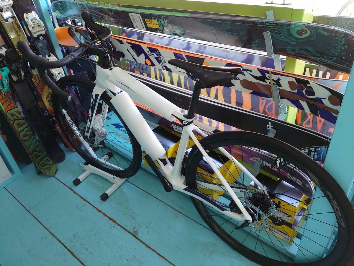 roe_ikura's tweet photo. 本日、ショップに着弾やー!
仕事の関係で納車はまだ先だけど・・・
楽しみで寝れん(笑)
#giant
#DefyAdvanced2 (2020)
#ロードバイク https://t.co/mL2cNx1aT7