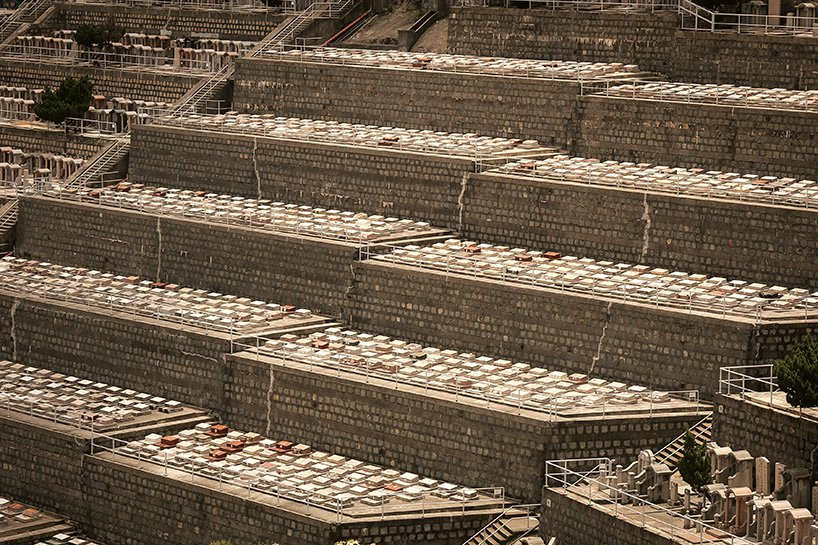 mixdevil66's tweet photo. British architectural photographer and designer, #FinbarrFallon, has turned his attention to HongKong for his latest #photography series titled ‘Dead Space’, which depicts the #hyperdense #graveyards of the city. https://t.co/q9GfHmXUDe https://t.co/MVyjOmUZKc