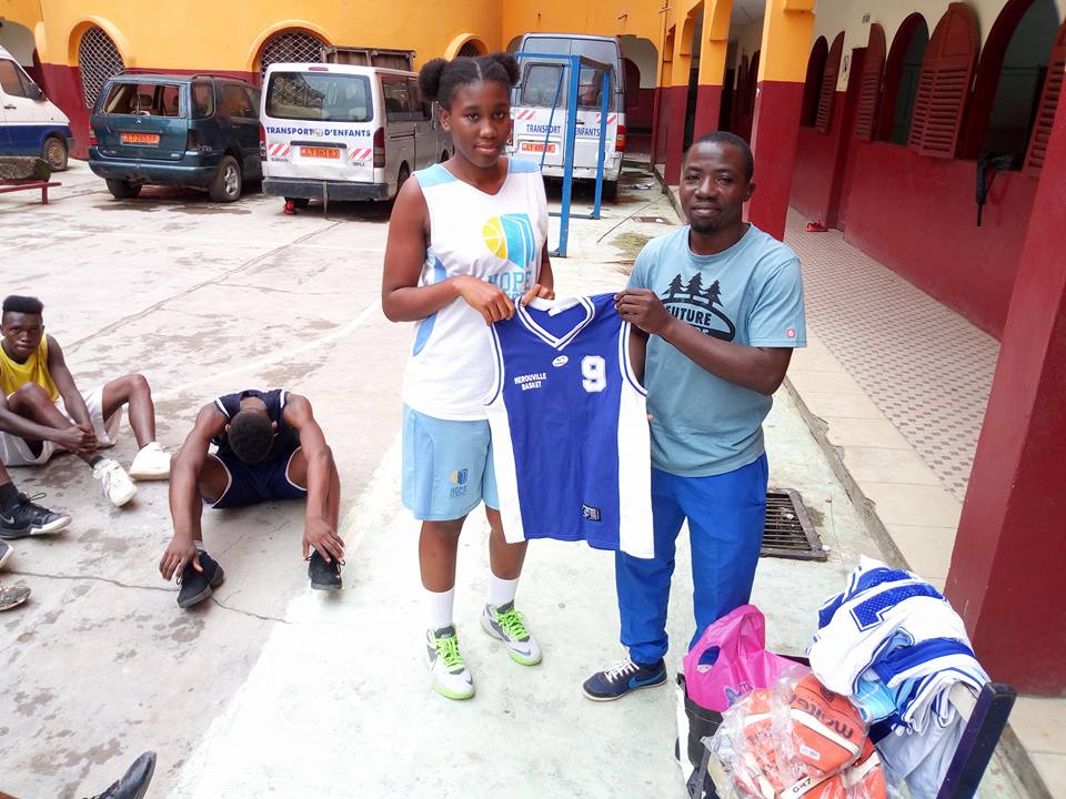 sapsnshoes's tweet photo. Ancienne interview de mai 2017, d'Anta Mukoko et le basketball au Cameroun !
https://t.co/VDIEhyReSt
#Sapsnshoes #Basketball #ACBambat #Quartierouest #Africa #Solidarité https://t.co/F6pZvH4bZW