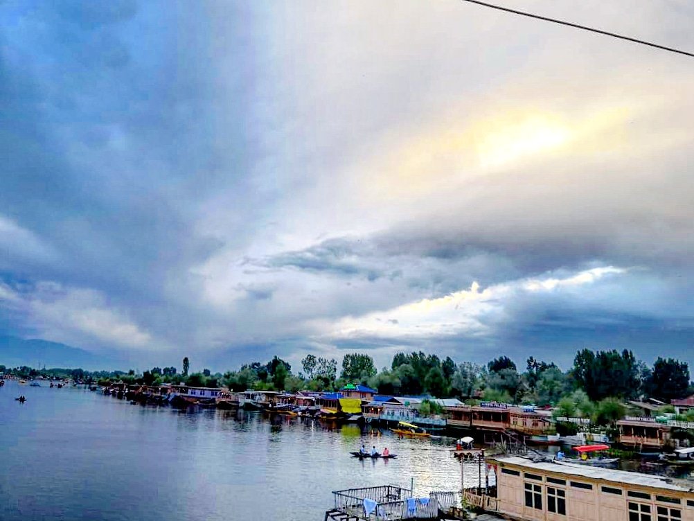 This is my Kashmir . ♥️ 
World's most beautiful prison!!
 Aj guftaar giriftaar , Aj shadaab barbaaad 😞

#StandwithKashmir
