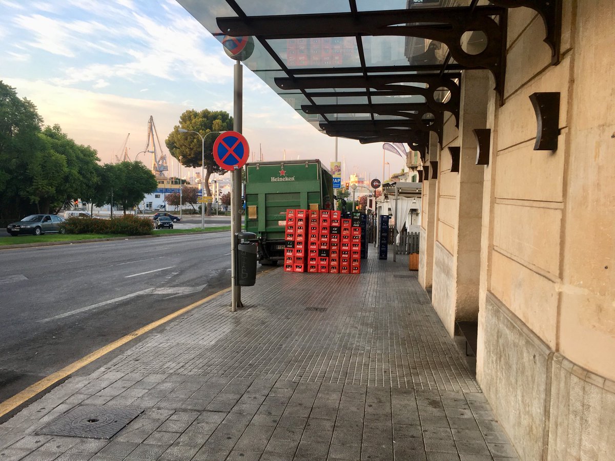 e_lliteres's tweet photo. Esta es la actitud de restauradores y otros servicios en #SantaCatalina   Apropiación total de aceras y espacio público. Se repite cada mañana. ⁦@policiadepalma⁩ #HostalCuba ⁦@VianantsLluita⁩ ⁦@jmadrover⁩ Pregunto: ¿Para qué sirven los Carga y Descarga? https://t.co/PAsqa7rmOY