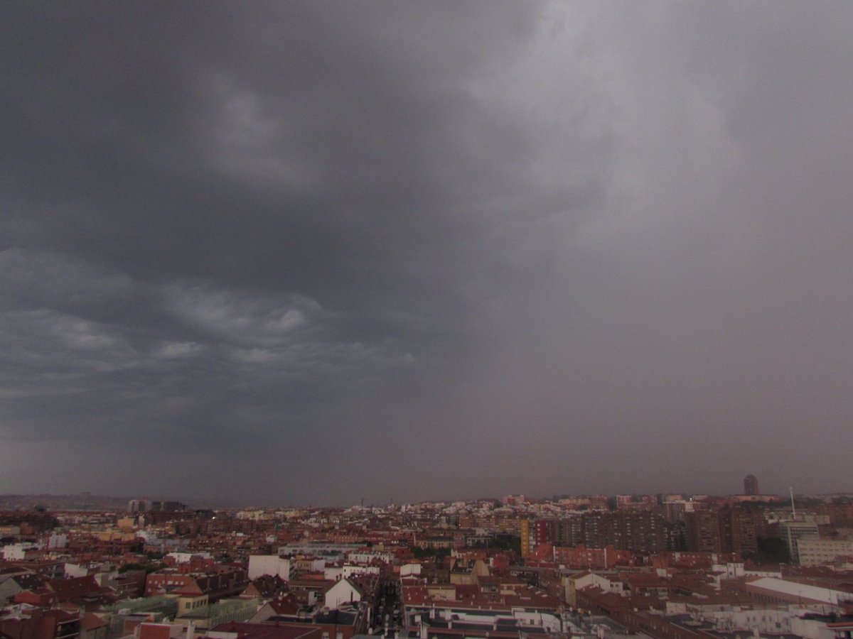 AngelesRiv's tweet photo. #tormenta  pasando por #madrid Preciosas estructuras nubosas, incluido #Elojitoquetodolove  👁️ #meteo #storm https://t.co/3SLhxZmrpl