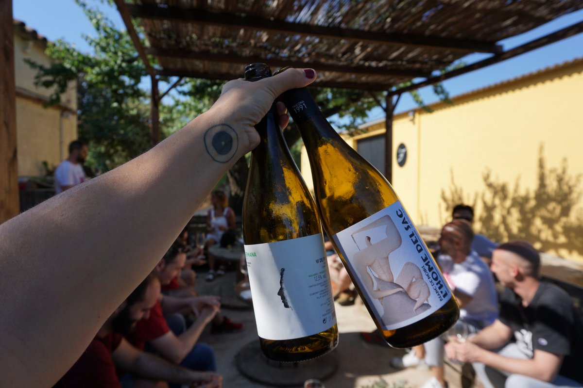 SentitsBCN's tweet photo. El mes de juliol,un grup de valents vam visitant el microclima únic del celler @PasconaMontsant. En #ToniRipoll, propietari i ànima del projecte. ens va rebre La Germana i el seu nou blanc de noirs de merlot, l'Home del Sac. #sentitsbarcelona #vinsipersones #pascona @domontsant https://t.co/PORYEB1mDr