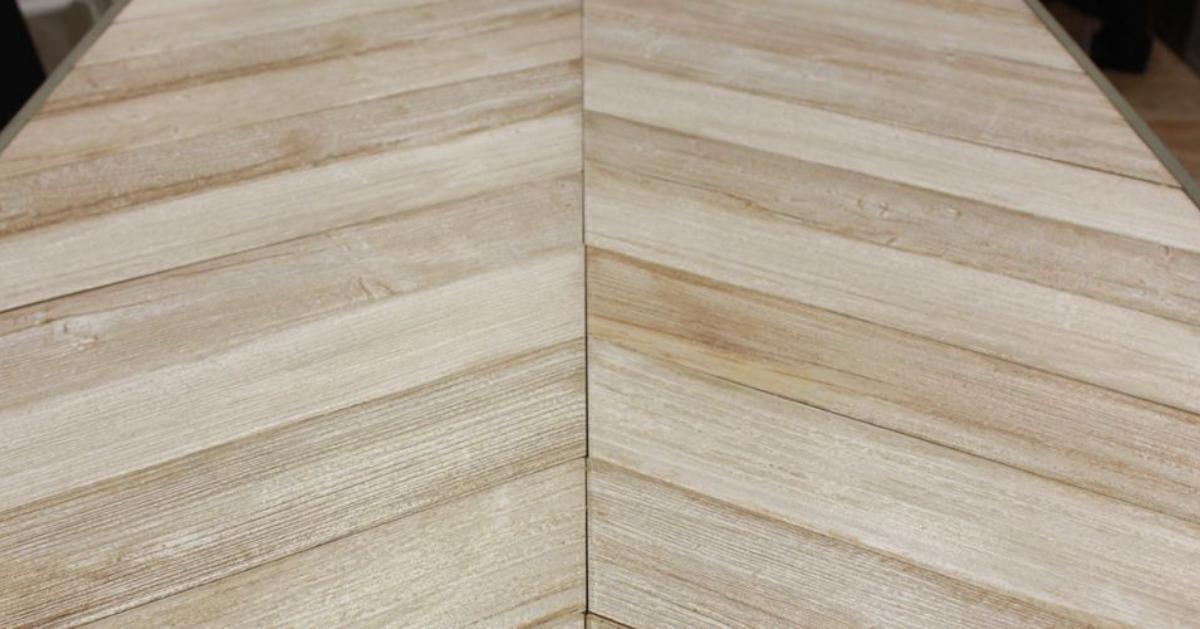 OSETtiles's tweet photo. ⚠️ Tendencia alert ⚠️ La cerámica en espiga viene con fuerza para dar un aire diferente a tu hogar. ¿Qué te parece nuestra colección 𝗡𝗮𝗿𝗺𝗮𝗱𝗮 𝗖𝗛𝗩 (8x40)? ⇨ https://t.co/VomCV435sa
#OsetTiles #ChevronTile #Cerámica #Tiles #Novedades #ceramic #azulejos #arquitectura https://t.co/uJEk1cAc8F