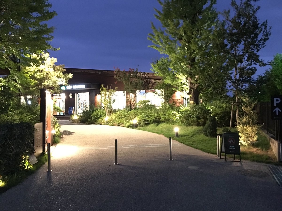 Ike0738 前からスノーピークのラックソット というソファの実物を見たかったので昭島のモリパークアウトドアヴィレッジに行きました この商品展示してる店が少ないんです このソファはチェア オットマン ベッド ラックになる万能っぷりでかつこの