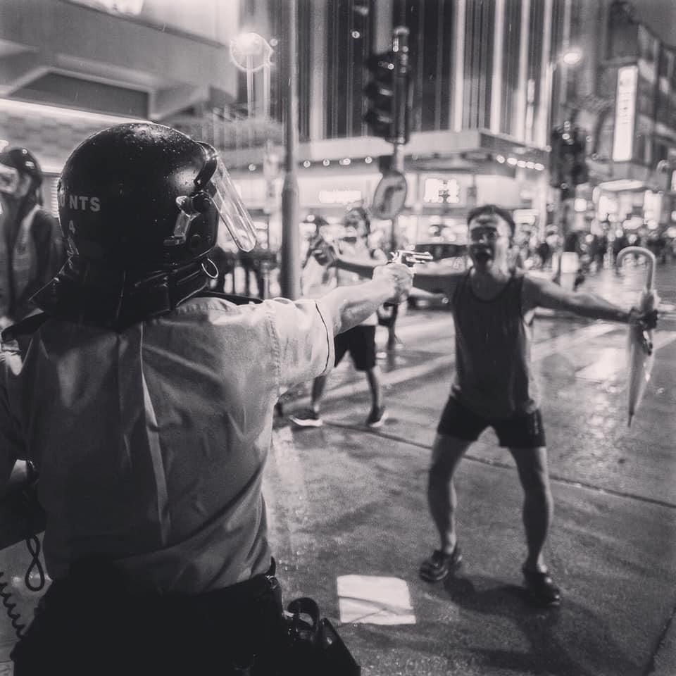 jackerhack's tweet photo. The most powerful picture I've seen from the Hong Kong protests yet. I'm in awe of the people of Hong Kong. Source: https://t.co/AY4pV46eof https://t.co/le7aPFYOC4