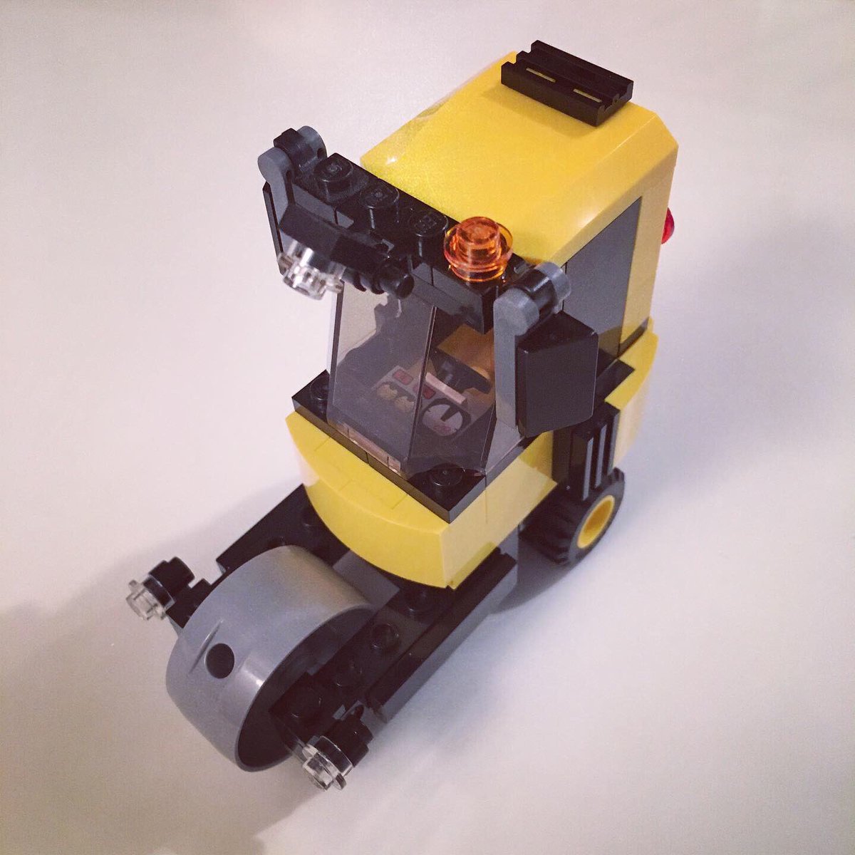 herzeleid24's tweet photo. 🚧Soil Compactor
Inspiration ... 💭
Volvo Soil Compactor SD115B
#LEGO #awesome #legoconstructions #moc #legomachine #legopaving #soilcompactor #machine #construction #road #route #legoconstruction #legomoc #legofan https://t.co/R3TsijPNFC