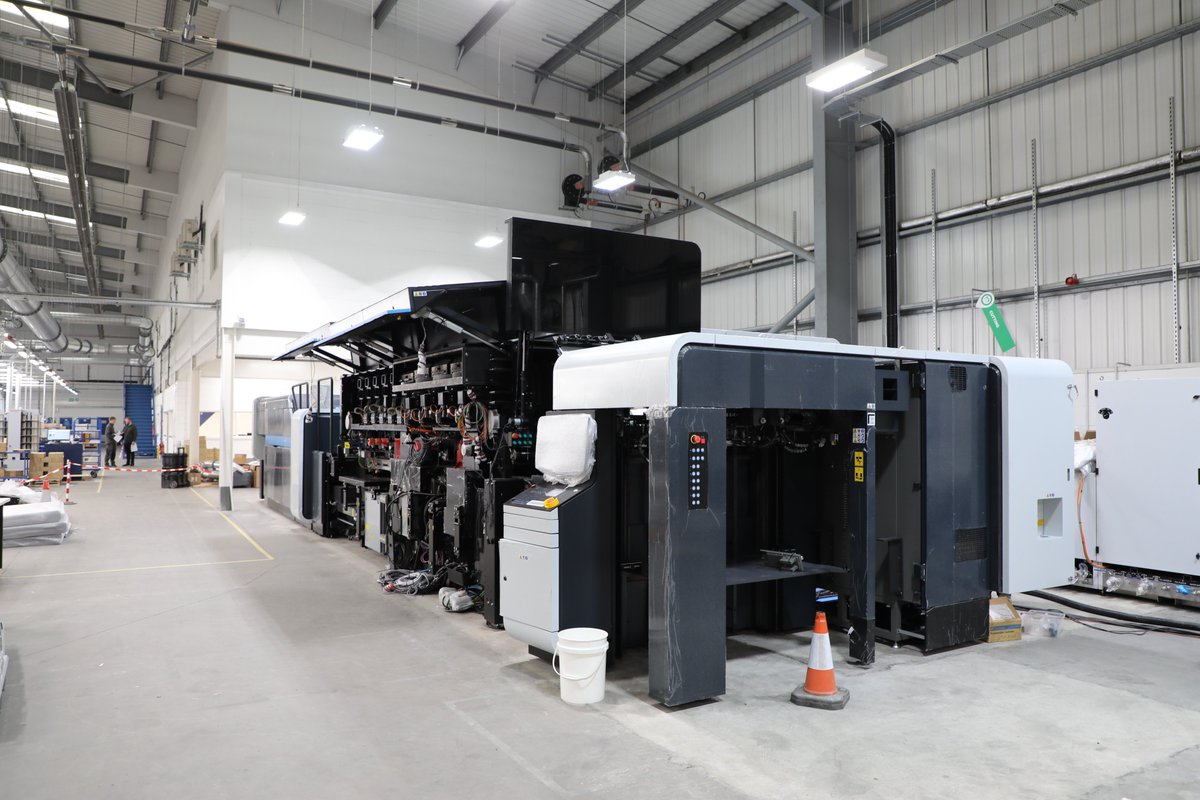 instantprintuk's tweet photo. Being the print nerds that we are - we love a good piece of fresh kit! Meet our Landa. The first in the UK - and she's a beauty! Any questions about out Landa? Ask away π€ #printnerds #insidethefactory #landa #print #behindtheprint https://t.co/nVhY21Yrpe