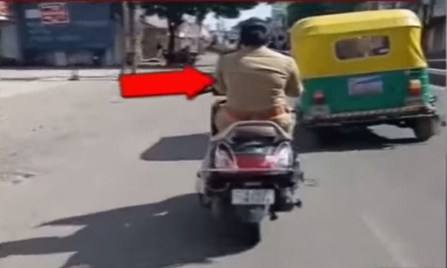 tv9gujarati's tweet photo. રાજકોટમાં મહિલા પોલીસકર્મીનો વીડિયો સોશિયલ મીડિયામાં વાયરલ! જુઓ VIDEO
Read: https://t.co/ksPJyPOSU0
#TV9News #Gujarat #Rajkot #WomenPolice #Viral #Video #DrivingVehicle #WithoutHelmet #TalkingonPhone https://t.co/bUAKcbsYlI