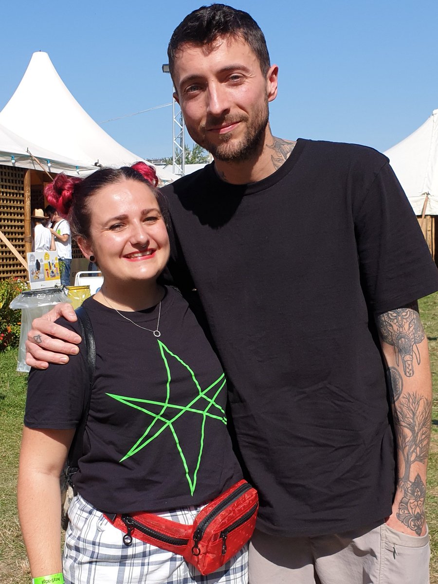 jujuCacahuete's tweet photo. Hier encore une journรฉe de folie !! Thanks again !!! #olisykes #jordanfish #matnicholls #bmth #rockenseine #res19 https://t.co/gjWWiUfRYq