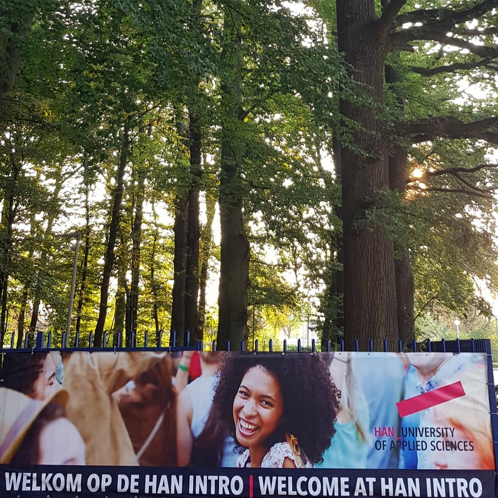 HANnl's tweet image. Onze mentoren zijn er klaar voor om er een geweldige introweek van te maken!

Tip: het kan heet worden, dus drink voldoende water 😅💧🌡🌞 en natuurlijk volg je de intro op Instagram: instagram.com/han.nl/  🎥📸 of op Facebook 👉 m.facebook.com/HANintro/
#hanintro 
#intro2019