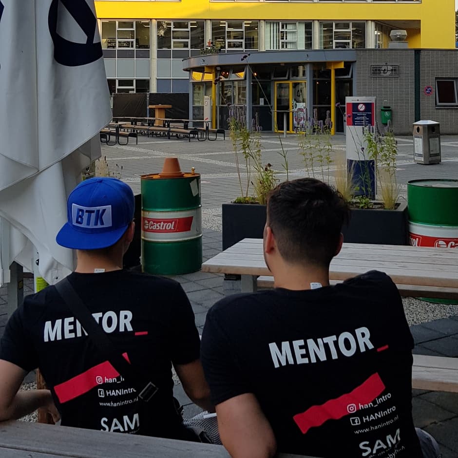 HANnl's tweet image. Onze mentoren zijn er klaar voor om er een geweldige introweek van te maken!

Tip: het kan heet worden, dus drink voldoende water 😅💧🌡🌞 en natuurlijk volg je de intro op Instagram: instagram.com/han.nl/  🎥📸 of op Facebook 👉 m.facebook.com/HANintro/
#hanintro 
#intro2019