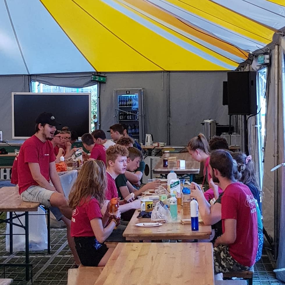 HANnl's tweet image. Onze mentoren zijn er klaar voor om er een geweldige introweek van te maken!

Tip: het kan heet worden, dus drink voldoende water 😅💧🌡🌞 en natuurlijk volg je de intro op Instagram: instagram.com/han.nl/  🎥📸 of op Facebook 👉 m.facebook.com/HANintro/
#hanintro 
#intro2019