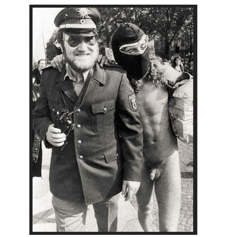 RadicalPast's tweet photo. 26.08.81, Berlin: Der #TuWat Kongress beginnt. Das von den Behörden befürchtete Chaos blieb übrigens weitgehend aus, aber einige Cops fanden sich dennoch in sehr unangenehmen Situationen wieder.  https://t.co/UGu8jZopc4 https://t.co/fb9lZD7GWL
