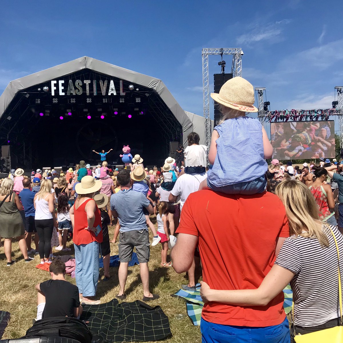 winter7t8's tweet photo. What a day?! Amazing Food #macnotcrack @djbbq, ACTUAL @officialpeppa (mind blown 🤯) Great music (@tinydancersevents @thecubanbrothers), great fwends (ooh fwends 👍🏼👍🏼) @thebigfeastival highlight of the day -  C-Dawg loving @djflash4eva amazing set! #dothepanda 🐼 https://t.co/RglOwNBekv