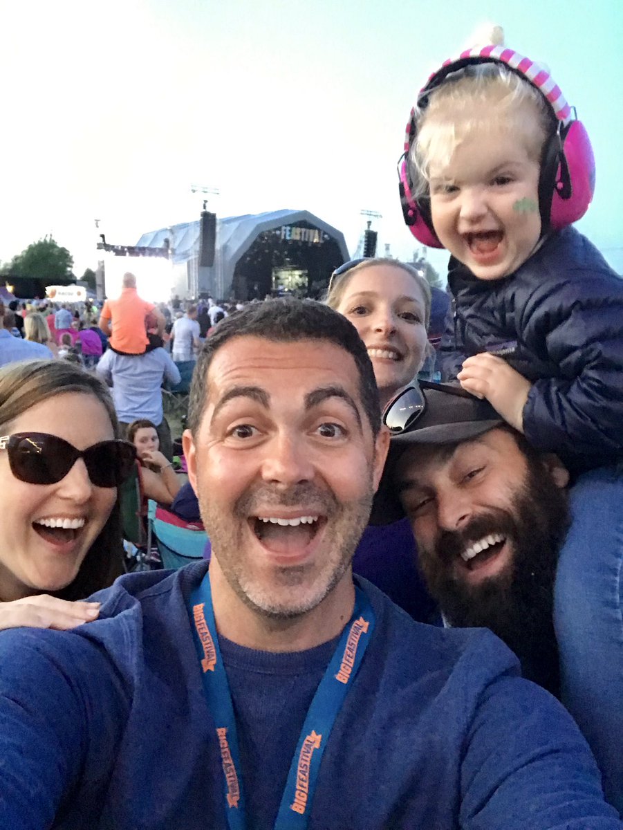 winter7t8's tweet photo. What a day?! Amazing Food #macnotcrack @djbbq, ACTUAL @officialpeppa (mind blown 🤯) Great music (@tinydancersevents @thecubanbrothers), great fwends (ooh fwends 👍🏼👍🏼) @thebigfeastival highlight of the day -  C-Dawg loving @djflash4eva amazing set! #dothepanda 🐼 https://t.co/RglOwNBekv