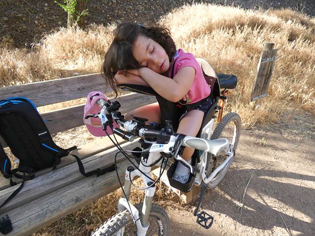 No importa lo largo que sea el camino 🚲 mientras haya #diversión 🙌 y un buen reposacabezas para echarse a dormir un rato 😴. #WeeRideSpain #DelanteMolaMás
📸 Enrique Luque