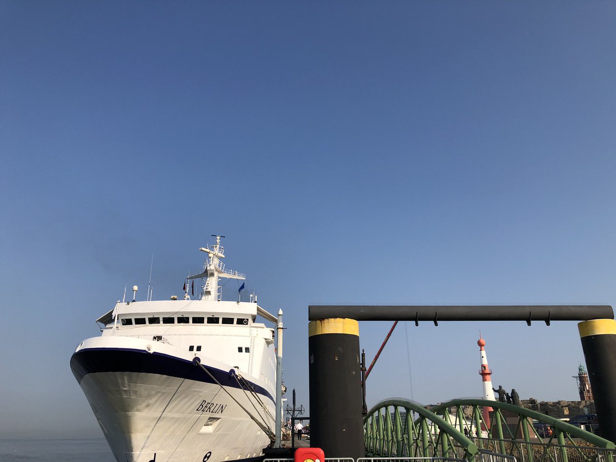 BremerhavenInfo's tweet photo. #Kreuzfahrtschiff #Berlin liegt heute bis ca 19:30 Uhr direkt in den #Havenwelten #Bremerhaven.📸 #Fototipp #Sehleute #Schiff #Bremen #Kreuzfahrt #MSBerlin #fticruises https://t.co/9g3DwANz33