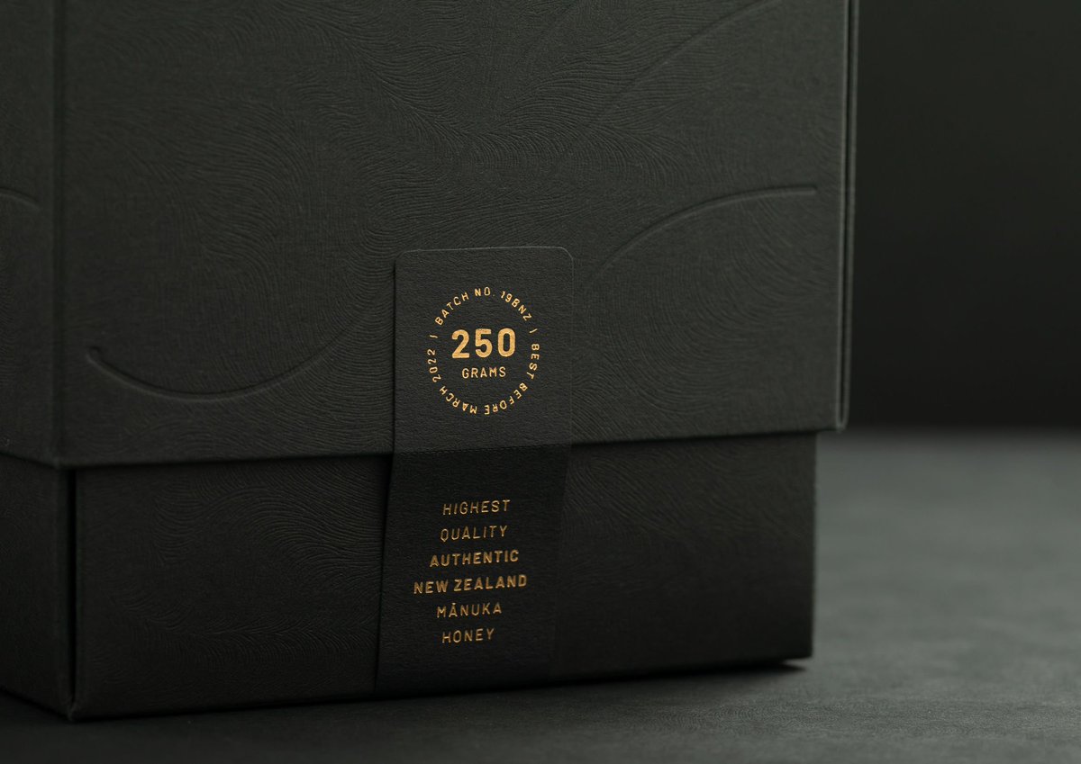 GFSmithpapers's tweet image. #ExtractPapers Flint with a Coltskin emboss with a #ColorplanLabels in Racing Green for BeeNZ’s 29+ Manuka Honey. Designed by Tom Lear and Pete Radich from Society.