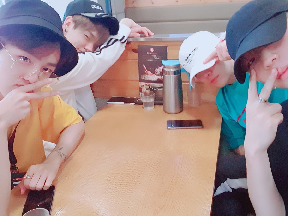 1team_twt's tweet photo. [#1TEAM #정훈 #JUNGHOON]
언제나 행복한 밥시간😄
#BC형 #구조신호 #받음 #기다려요
#따따따_따따_따_따따따 https://t.co/xTU6tOntMq