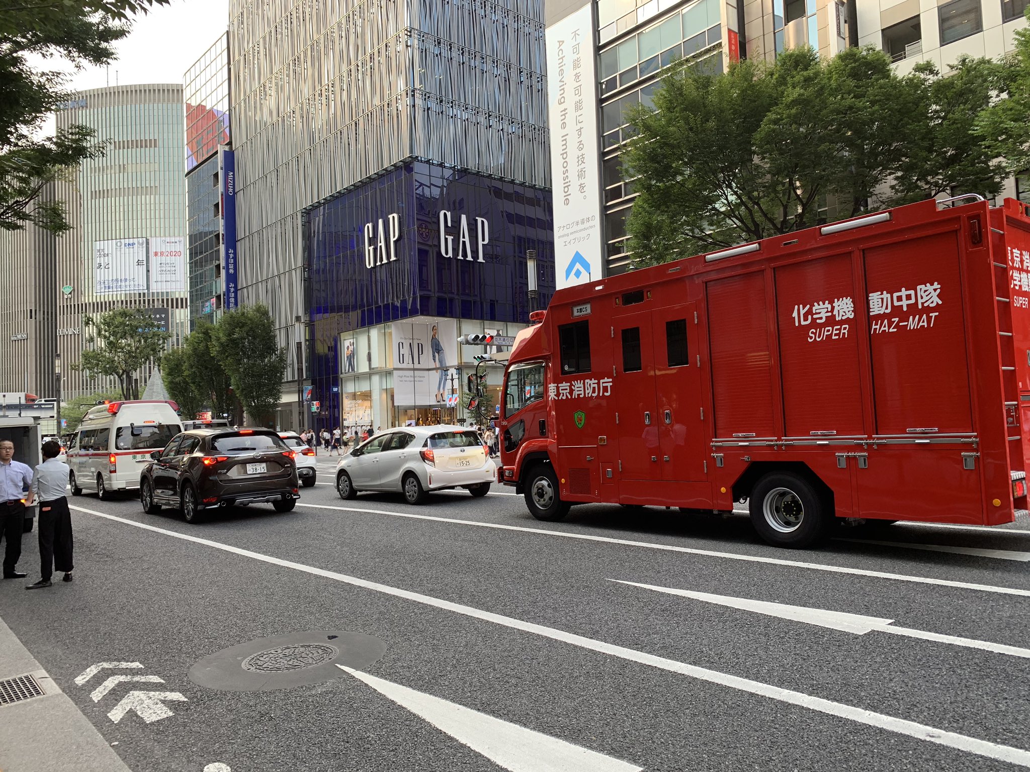 銀座で異臭騒ぎが起き消防隊が駆けつけている現場の画像