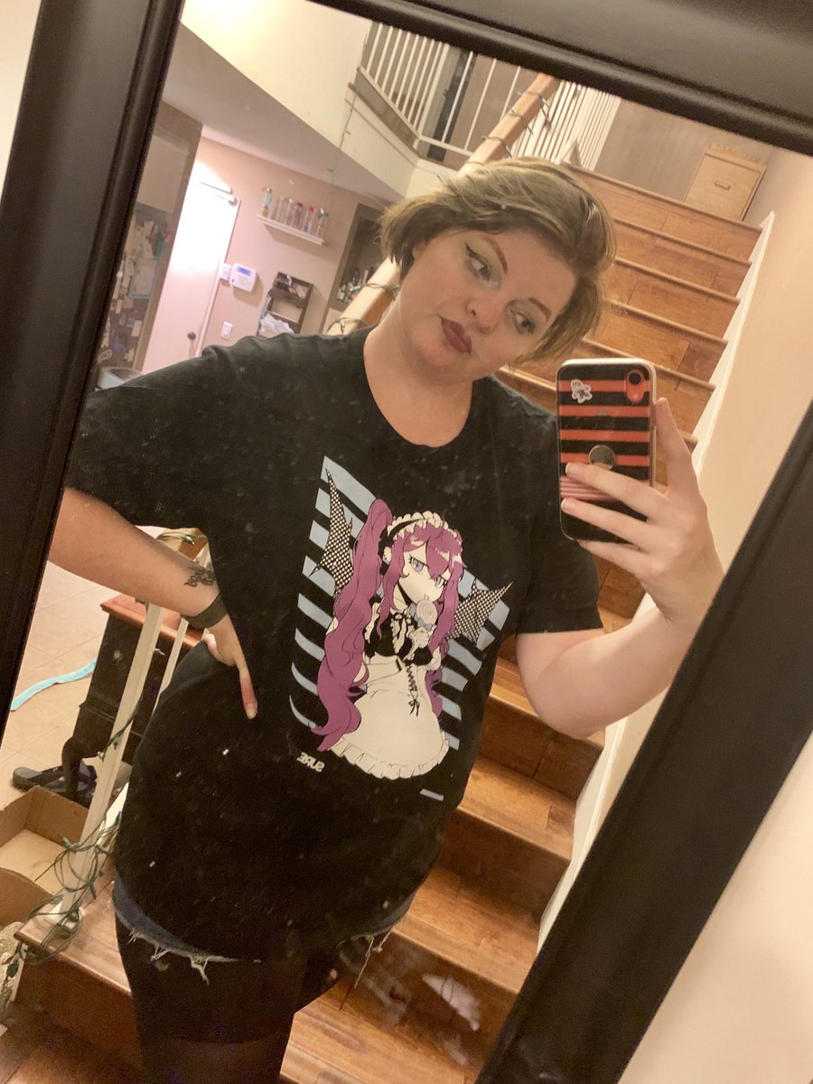 AlyssaTheAmazon's tweet photo. Finally home after #KitKatRivalryWeekend festivities and the best part was seeing that my @Surefour shirt arrived!! (Please ignore dirty mirror lol) https://t.co/MXotyjSNXa