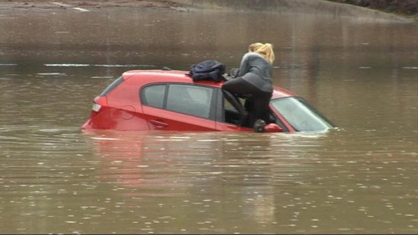 Машина тонет в воде. Машина падает в воду. Люди тонут в машине. Машина в море тонет. Машина падает в воду.