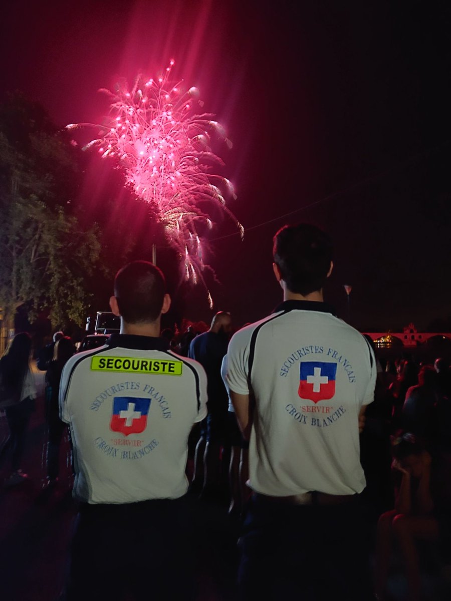 FederationCB's tweet photo. #Secouristes #Français#CroixBlanche du #Vaucluse 84 au feu d'artifice d'Avignon du 25 août 2019 sur les berges du Rhône.#sdis84 #prefecture84 #mairieavignon #securitecivil #dps #pompiers https://t.co/1ObmfZ9P16