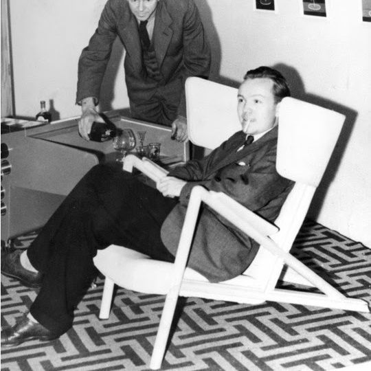 Karakternz's tweet photo. Finn Juhl in the Grasshopper Chair, launched in 1938, and the Grasshopper Chair in walnut, relaunched in 2019.

#FinnJuhl #GrasshopperChair #MidCenturyModern #MidCentury #Karakter https://t.co/1LZBgX2iCH
