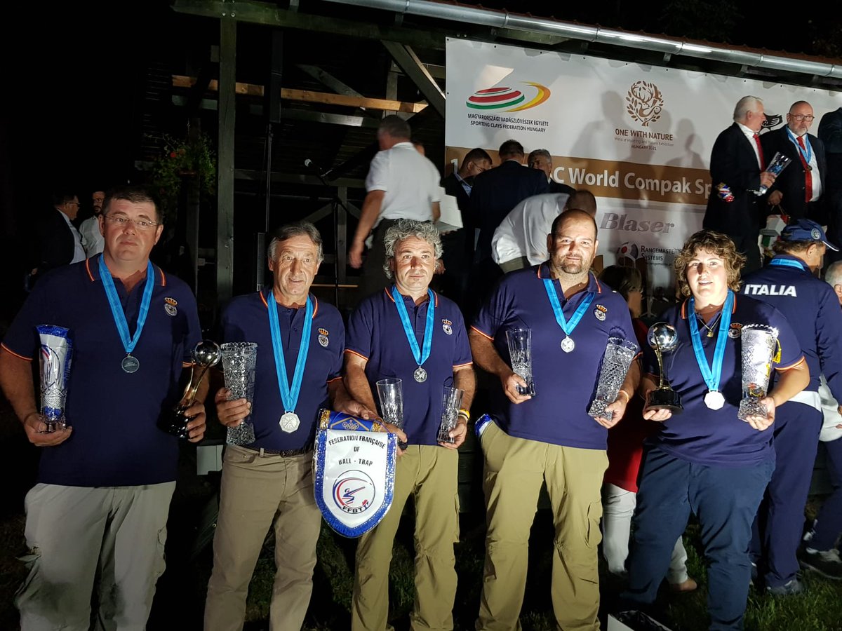 RFECampeonatos's tweet photo. ¡Excelente actuación española en Cpto. del Mundo de #CompakSporting, Galgamáscsa (Hungría)!💪
🏆@BeatrizLaparra subcampeona del Mundo y 1er. puesto en la Copa del Mundo
🏆Juan Gardeazabal plata en veteranos
🏆Plata para el Equipo Hombres
🏆Juan C. Navarro cuarto en la general https://t.co/JPoyEy4cGH