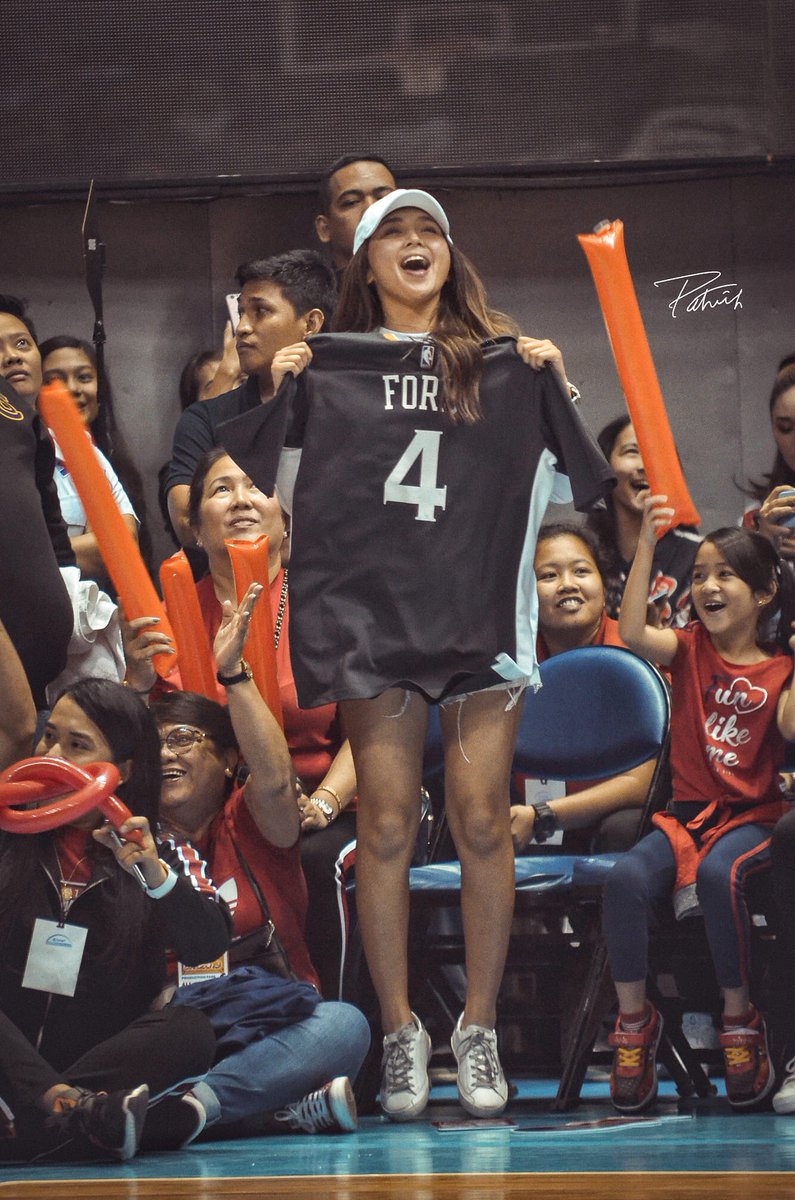 _missbeatriz_'s tweet photo. Screaming her heart out for her Tangi 💙 https://t.co/frns2KmoOd