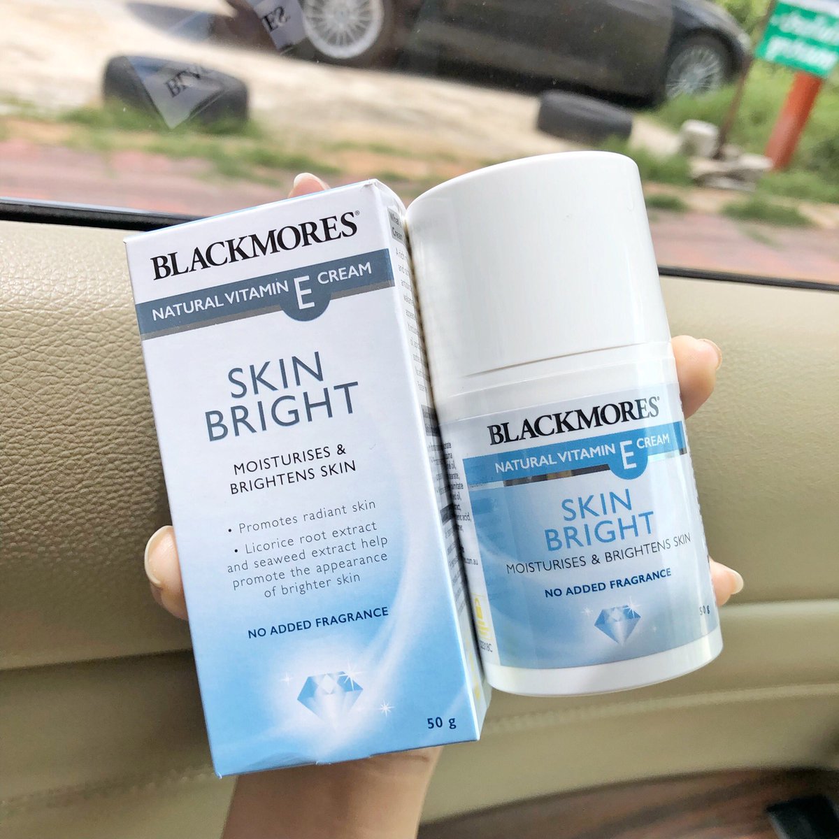 MKingkarn's tweet photo. ส่วนตัวเป็นคนผิวแห้งและลอกง่าย พอตั้งแต่ลองใช้ Blackmores Natural Vitamin E Cream Skin Bright ก็ร���้สึกว่าผิวชุ่มชื้นดูฉ่ำเนียนเด้ง และขาวใสขึ้น แก้ไขปัญหาผิวได้ตรงจุดมาก ตอนนี้มีโปร 299 ด้วย ต้องเหมาละป่ะ >> https://t.co/82TO4HQiME
#ปลดล็อคปัญหาผิวแห้ง #ฉีกราคาท้าให้ลอง https://t.co/PuxLphEYuf