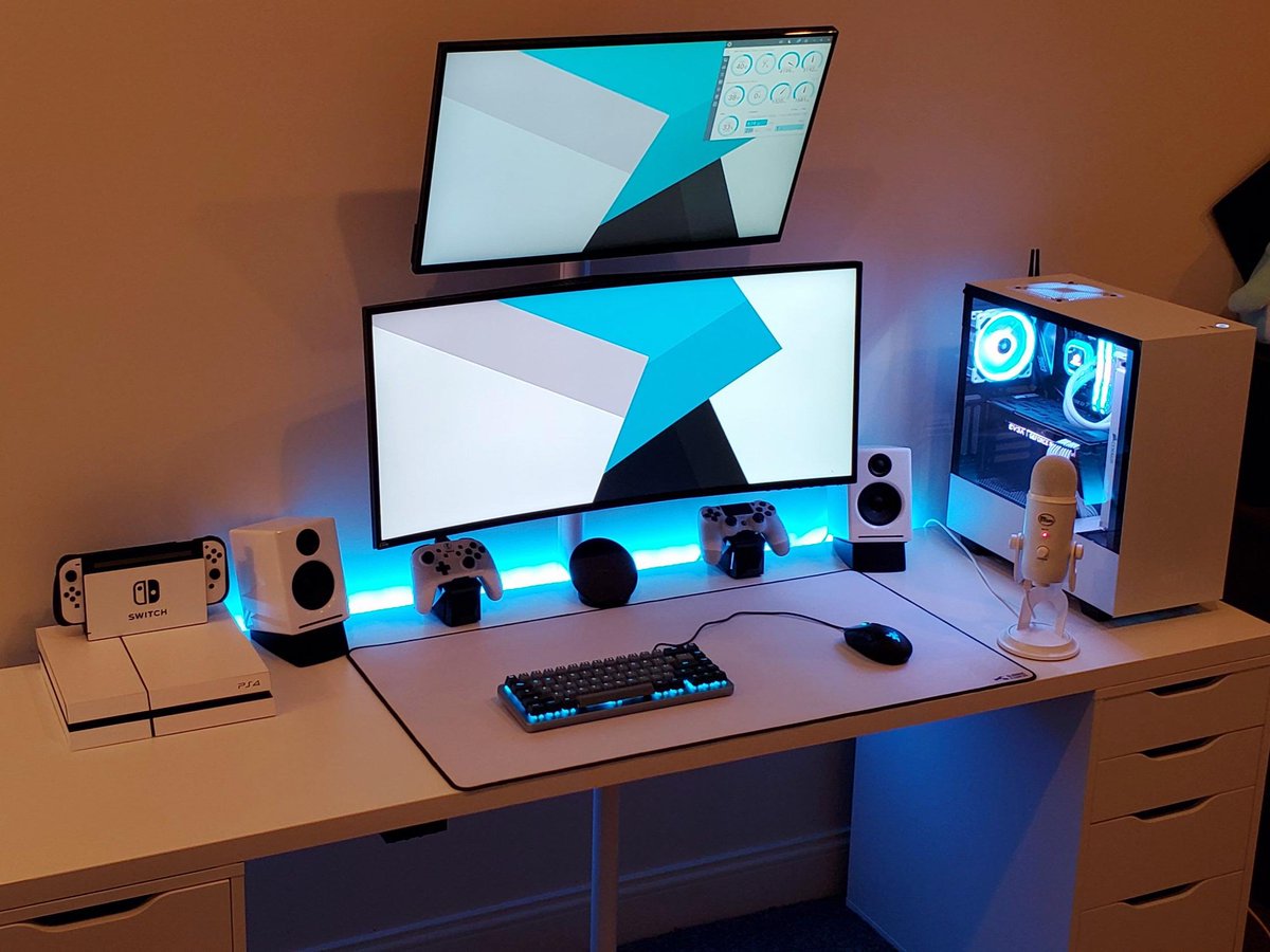 gnakalehacker01's tweet photo. Le jour j'aurai des moyens pour m'acheter un sétup comme sa . Je ne sortirai plus de la maison . #setup2019 https://t.co/d22pqcG27n
