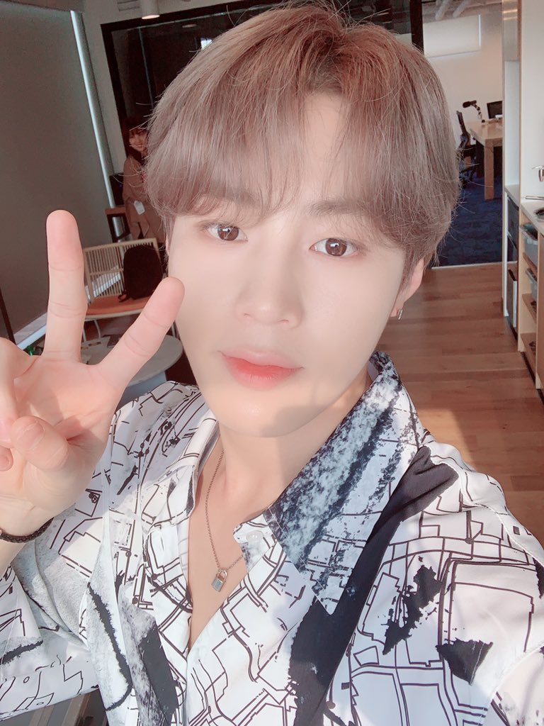 gooreumseng's tweet photo. 스튜디오에 와봤어요~~ 이번주 심야아이돌 기대해주세요~~!
#하성운 #심야아이돌 #11시 https://t.co/OwbKzjiJSj