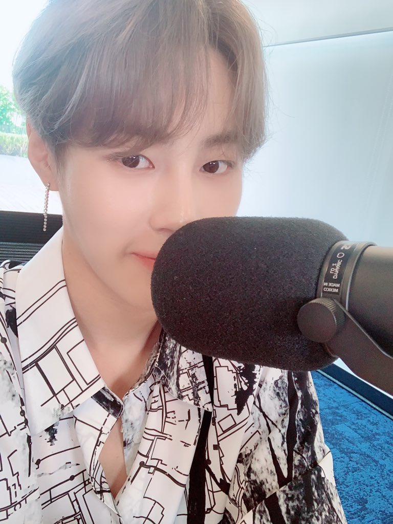 gooreumseng's tweet photo. 스튜디오에 와봤어요~~ 이번주 심야아이돌 기대해주세요~~!
#하성운 #심야아이돌 #11시 https://t.co/OwbKzjiJSj