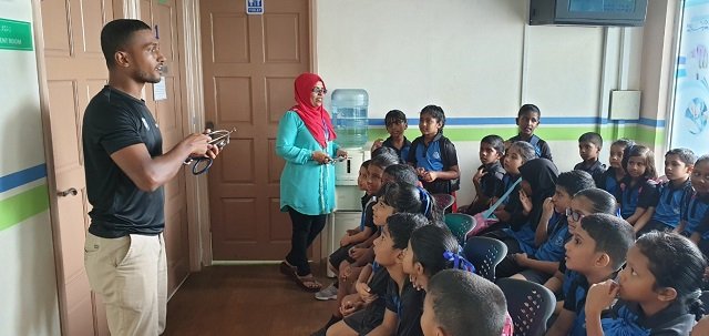 PoliceMv's tweet photo. Fuluhunge masakkaithakaa gulheygothun mauloomaathu hoadhumah Jamaluddin School ge grade 1 ge dharivarun Iskandharu Koshi -1 ah ziyaaraiy kurun. Mi ziyaarathugai eschool ge 297 dharivarunnaai 15 teachers baiverivey.
https://t.co/CGjuXFxeH4
#CPAPA https://t.co/lM1pz5DTvM