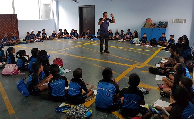 PoliceMv's tweet photo. Fuluhunge masakkaithakaa gulheygothun mauloomaathu hoadhumah Jamaluddin School ge grade 1 ge dharivarun Iskandharu Koshi -1 ah ziyaaraiy kurun. Mi ziyaarathugai eschool ge 297 dharivarunnaai 15 teachers baiverivey.
https://t.co/CGjuXFxeH4
#CPAPA https://t.co/lM1pz5DTvM