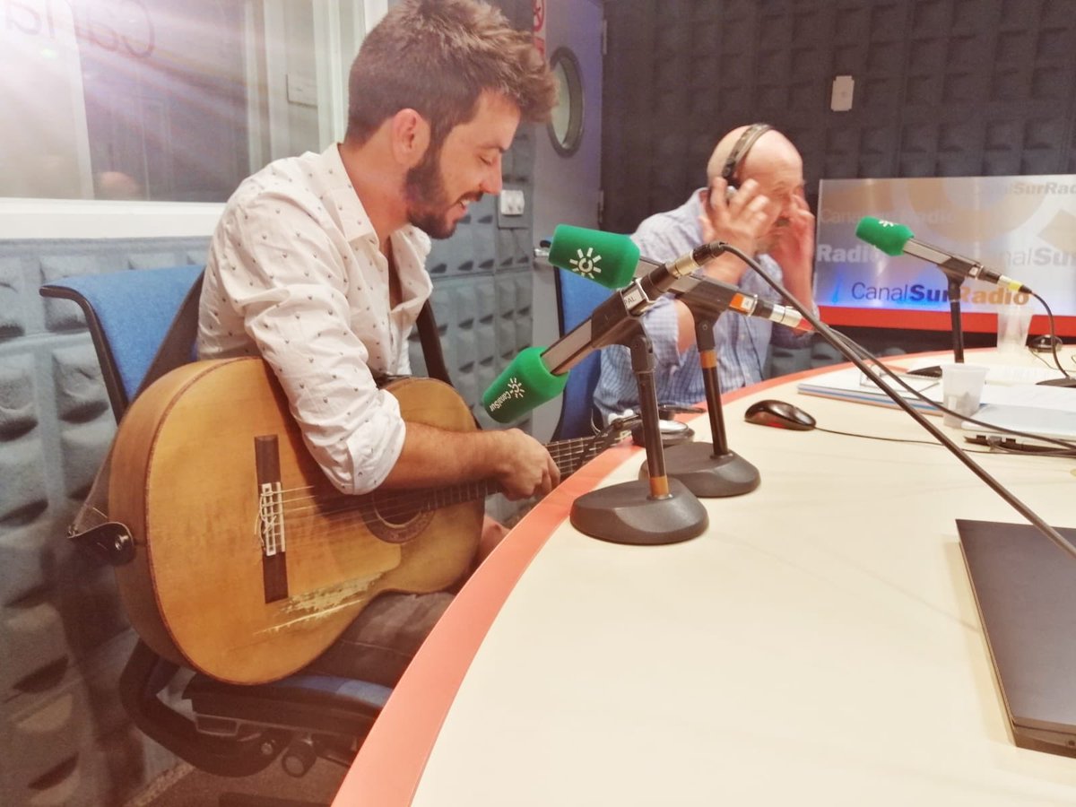 SonograndMusic's tweet photo. Ya en directo @salvabeltran desde los estudios de @aquiestamoscsr en @CanalSurRadio con @yolandagarridoo 
#promo #nuevosingle #SeVeElFinal #nuevodisco #Epicentro #Andalucía #CanalSur #SalvadorBeltrán #Sonogrand https://t.co/7nzJgH4ish