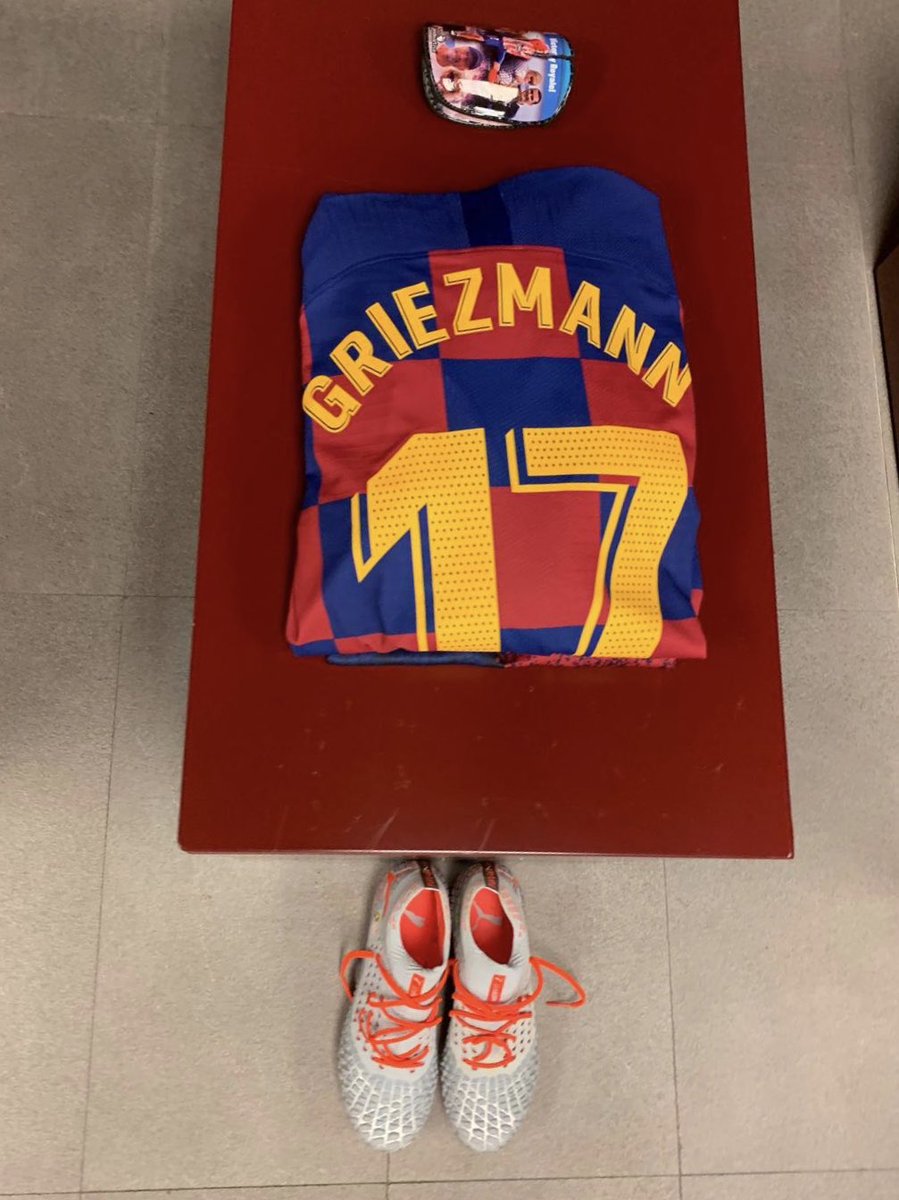 CheloFern's tweet photo. @leroimess @Torren__ @AntoGriezmann @FCBarcelona @fcbarcelona_fra Mira sus espinilleras 😂😂😂 https://t.co/Z8LusaJ3yF