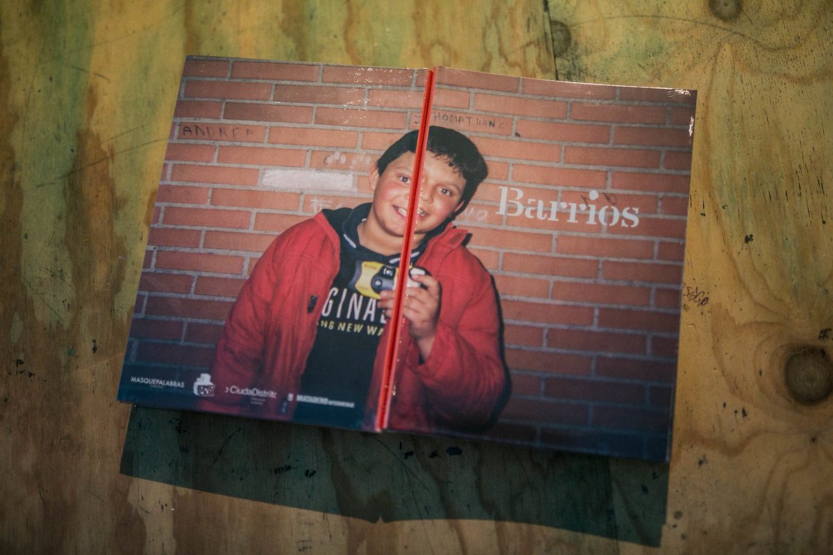 intermediae's tweet photo. Hasta la revista @vice_spain habla del foto libro de 'Barrios': https://t.co/nb4Mb7aNtv. Si todavía no has visto esta obra maestra de nuestrxs chicxs del @ProyectoBarrios 2018, te lo puedes descargar aquí: https://t.co/fElUiztynE  
#BomboyCaja 
@CiudaDistrito
@masquepalabrasM https://t.co/DiN1JF50aK
