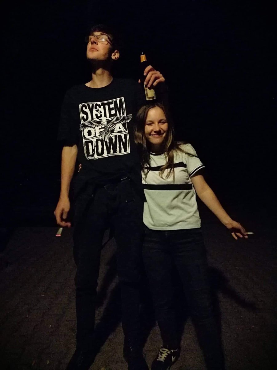 NikollkaVampire's tweet photo. Jsem jeho stůl,opěrka,někdy i židle a to už od prvního dne co se známe,blboun jeden😂🤦🏻‍♀️🖤 https://t.co/WA1edMJLPc