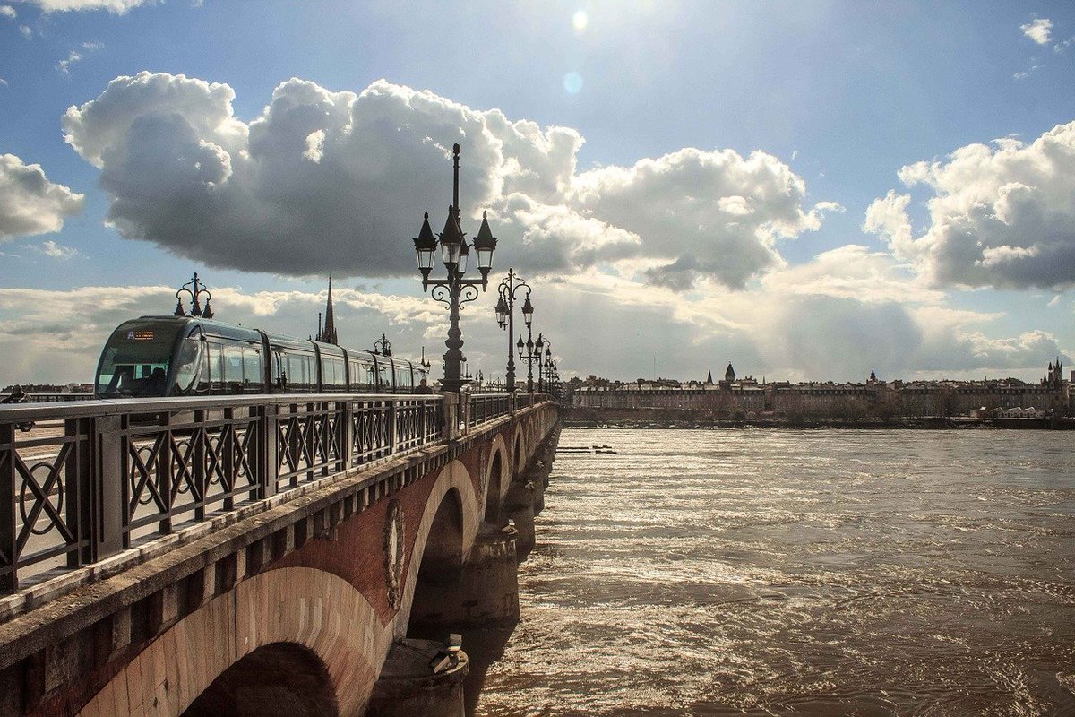 A few years back, #Bordeaux has embarked on the #smartcity journey. Here's what you can learn from the city's experiences:

oascities.org/future-proof-s…

By <a href="/ccolinet/">Christophe COLINET</a> &amp; <a href="/oelloumi/">Omar Elloumi</a>

#data #IoT #urbanplatform #InternetofThings #smartcities