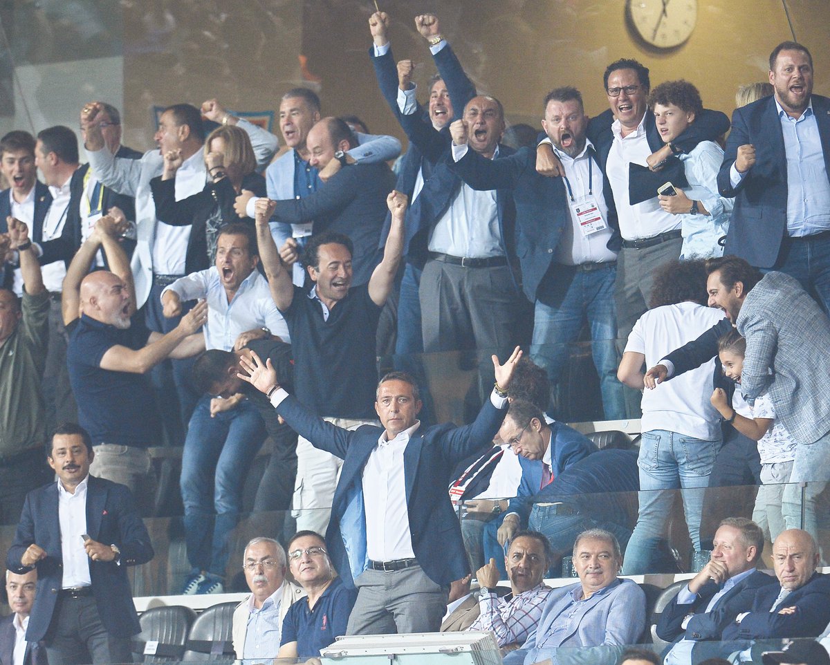 sercanhamzaolu's tweet photo. Belki transferler gecikti, belki sene başı sinerji yetersizdi ama Fenerbahçe hırsıyla, azmiyle, isteğiyle, puan tablosundaki yeriyle gerekli mesajı veriyor...
Bu sene şampiyonluk ve birlik beraberlik senesi...
Havadaki şampiyonluk kokusu buram buram hissediliyor... https://t.co/YOu6gSqGlV