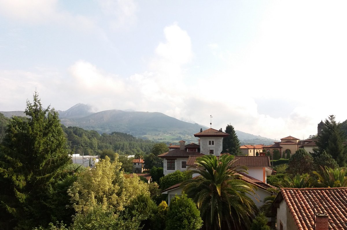 Gavaq's tweet photo. Vistas al #Sueve desde #Villamayor en #Asturias. #Arquitecturaindiana. https://t.co/R4Bxit5MAV