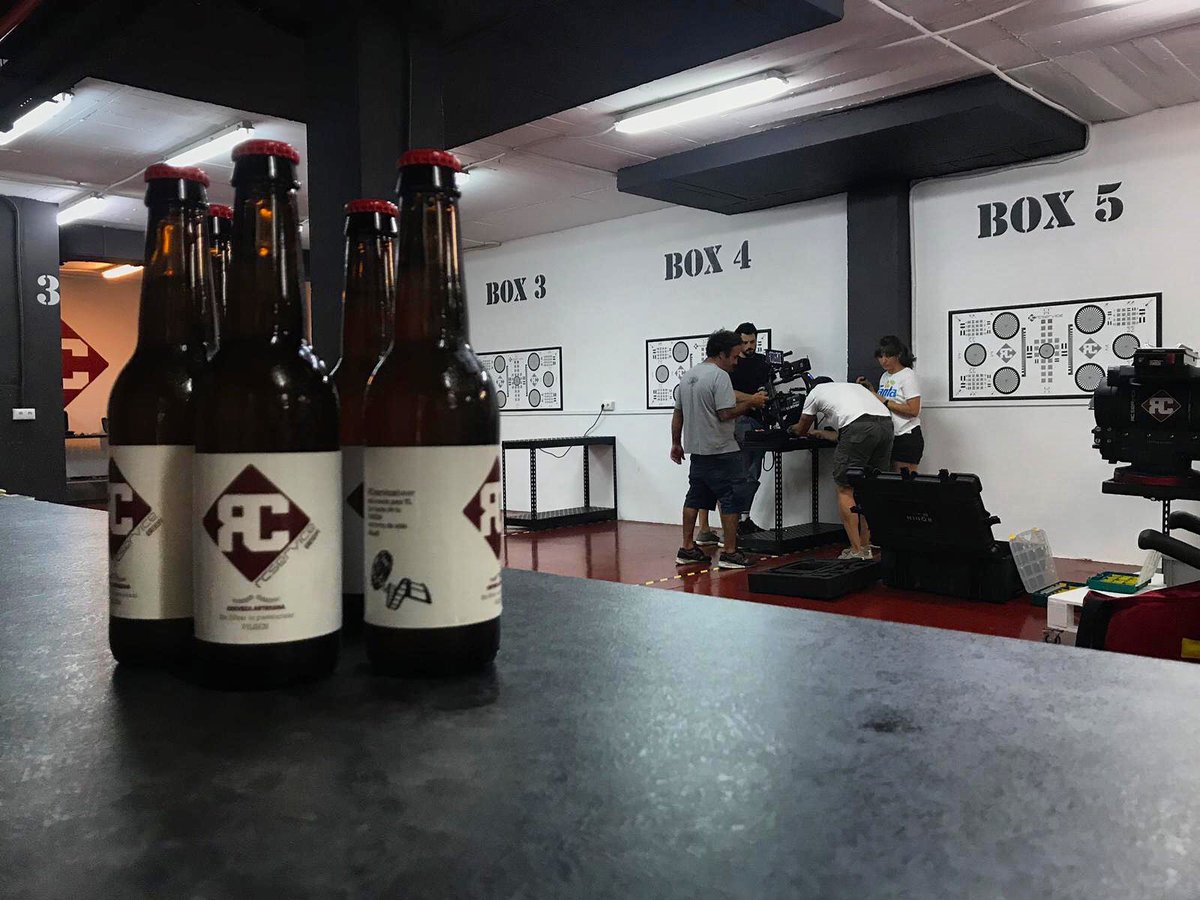 RCserviceSpain's tweet photo. Somos lo que hacemos y lo que bebemos... 🎥🍻🤩.
Feliz comienzo de semana !!!
.
#RCbeer
Cerveza artesana creada para tod@s l@s que pertenecen a la gran familia @rcservicemadrid y @reefcinema_service 🎬🍺.
#rolling, #RCbeer & #rockandroll 🎥🍺
#cinematographer #cinematography https://t.co/WHf5I164qH