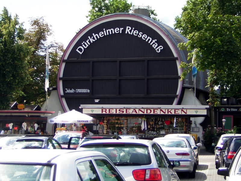 4. Le plus grand tonneau !  Allemagne, Viticulteur Fritz Keller à Bad DürkheimLe plus grand tonneau de vin mesure 15 m de long et a un diamètre de 13,5 m. Il a été fabriqué en 1934 à partir de 200 sapins !