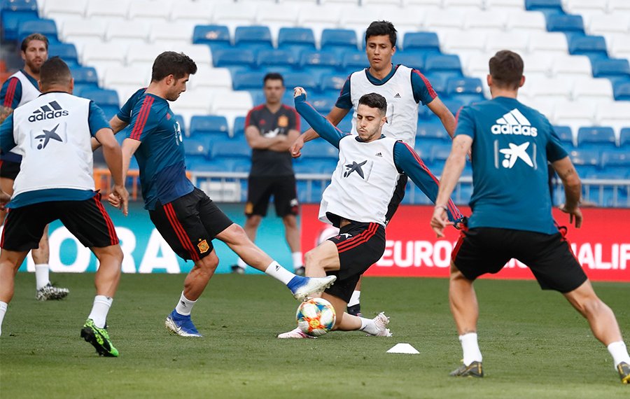 rfef's tweet photo. 🔔 Comienza la preinscripción de los másteres para entrenadores que organiza la @rfef

ℹ Más info...
https://t.co/ZMtwFLChgS https://t.co/Vn3HRqfPyc